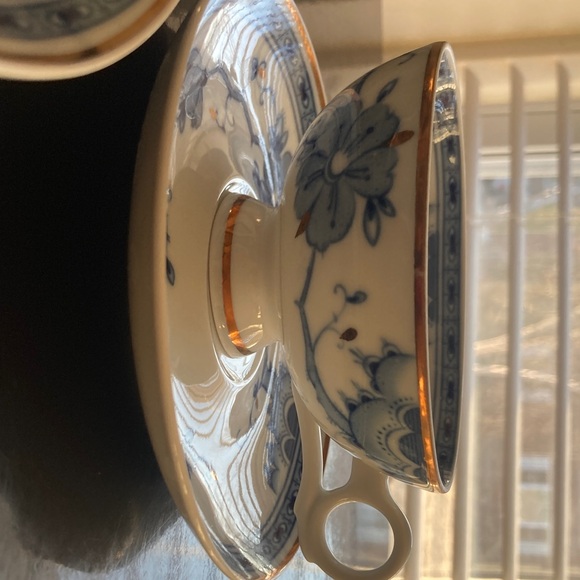 Blue and White China - Floral Tea Cup and Saucer Set with cobalt and gold - Picture 3 of 9